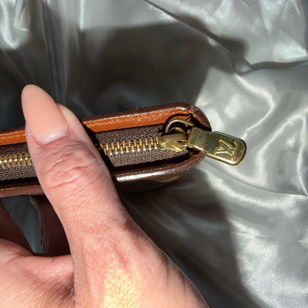 Louis Vuitton Monogram Zippy Wallet - Picture 4 of 9